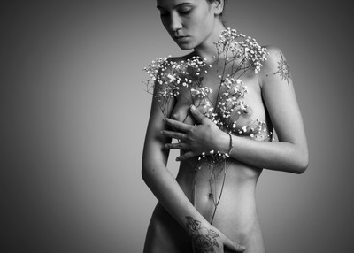 » #3/7 « / Mia with flowers / Blog post by <a href="https://strkng.com/en/photographer/lichtundnicht/">Photographer LICHTundNICHT</a> / 2022-08-20 10:44