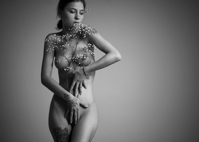 » #5/7 « / Mia with flowers / Blog-Beitrag von <a href="https://strkng.com/de/fotograf/lichtundnicht/">Fotograf LICHTundNICHT</a> / 20.08.2022 10:44