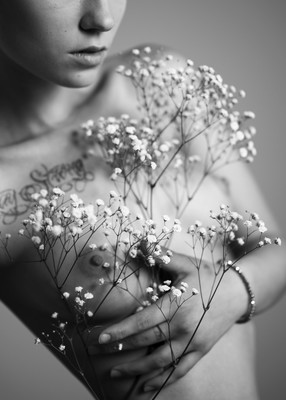 » #6/7 « / Mia with flowers / Blog-Beitrag von <a href="https://strkng.com/de/fotograf/lichtundnicht/">Fotograf LICHTundNICHT</a> / 20.08.2022 10:44