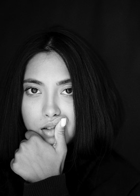 » #5/9 « / portraits with amina / Blog post by <a href="https://strkng.com/en/photographer/lichtundnicht/">Photographer LICHTundNICHT</a> / 2023-09-17 19:00 / Portrait