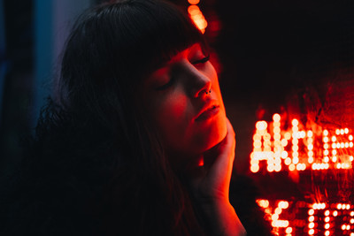 » #4/9 « / Big City Lights - Mimi / Blog post by <a href="https://strkng.com/en/photographer/maria+sch%C3%A4fer+photography/">Photographer Maria Schäfer Photography</a> / 2018-03-29 07:32