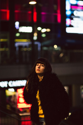 » #6/9 « / Big City Lights - Mimi / Blog post by <a href="https://strkng.com/en/photographer/maria+sch%C3%A4fer+photography/">Photographer Maria Schäfer Photography</a> / 2018-03-29 07:32