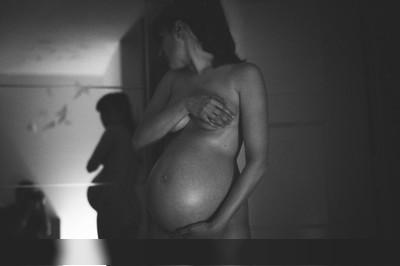 » #2/9 « / Beauty, Pregnancy &amp; Birth / Blog post by <a href="https://strkng.com/en/photographer/marc+schnyder/">Photographer Marc Schnyder</a> / 2020-11-23 20:58 / Portrait / Pregnancy,Pregnant,Bellybump,Portrait,Nude,Maternity,Beauty