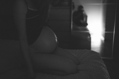 » #1/9 « / Beauty, Pregnancy &amp; Birth / Blog post by <a href="https://strkng.com/en/photographer/marc+schnyder/">Photographer Marc Schnyder</a> / 2020-11-23 20:58 / Portrait / bellybump,Maternity,Pregnancy,Pregnant,Black&white,BW