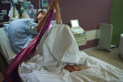 » #6/9 « / Beauty, Pregnancy &amp; Birth / Blog-Beitrag von <a href="https://strkng.com/de/fotograf/marc+schnyder/">Fotograf Marc Schnyder</a> / 23.11.2020 20:58 / Childbirth,Birth,Labor,Laborroom