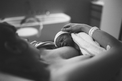 » #8/9 « / Beauty, Pregnancy &amp; Birth / Blog-Beitrag von <a href="https://strkng.com/de/fotograf/marc+schnyder/">Fotograf Marc Schnyder</a> / 23.11.2020 20:58 / Everyday / Birth,Baby,Childbirth,BW,Black&white