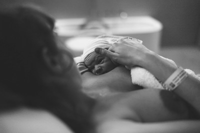 » #9/9 « / Beauty, Pregnancy &amp; Birth / Blog-Beitrag von <a href="https://strkng.com/de/fotograf/marc+schnyder/">Fotograf Marc Schnyder</a> / 23.11.2020 20:58 / Everyday / Birth,Childbirth,Maternity,BW,Black&White