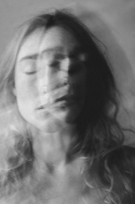 » #1/3 « / masks / Blog-Beitrag von <a href="https://annafoersterling.strkng.com/de/">Fotografin Anna Försterling</a> / 04.11.2022 12:21 / Fine Art / portrait,fineart,blackandwhite