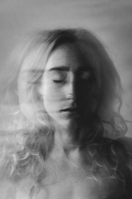 » #2/3 « / masks / Blog-Beitrag von <a href="https://annafoersterling.strkng.com/de/">Fotografin Anna Försterling</a> / 04.11.2022 12:21 / Fine Art / fineart,portrait,blackandwhite,blackandwhiteportrait