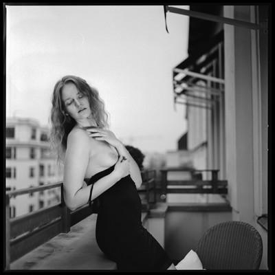 » #2/6 « / Dovile on film / Blog post by <a href="https://strkng.com/en/photographer/mika-ef/">Photographer mika-ef</a> / 2020-01-21 01:40 / Nude