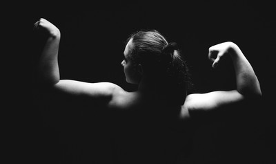 » #5/9 « / Bewusste Kraft / Blog post by <a href="https://strkng.com/en/photographer/christian+karner+ckvi/">Photographer Christian Karner CKVI</a> / 2023-04-01 02:25 / Menschen