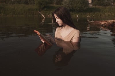 » #8/9 « / Time borrows up the pages / Blog post by <a href="https://strkng.com/en/photographer/dewframe/">Photographer DEWFRAME</a> / 2020-09-09 19:02