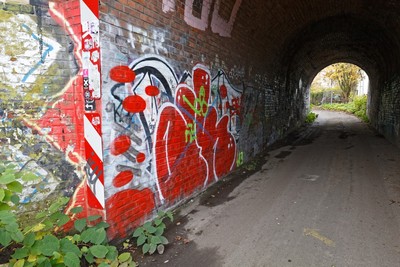 Rotes Graffiti im Tunnel / Everyday / rot,graffiti,tunnel