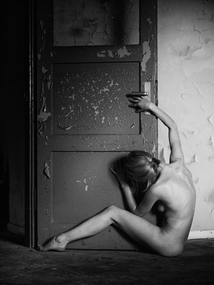 » #6/7 « / Fenster und Türen / Blog post by <a href="https://strkng.com/en/photographer/schiwa+rose/">Photographer Schiwa Rose</a> / 2020-06-26 14:01 / Nude