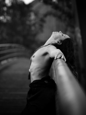 » #2/8 « / die Brücke / Blog-Beitrag von <a href="https://strkng.com/de/fotografin/schiwa+rose/">Fotografin Schiwa Rose</a> / 19.09.2021 19:30 / Nude