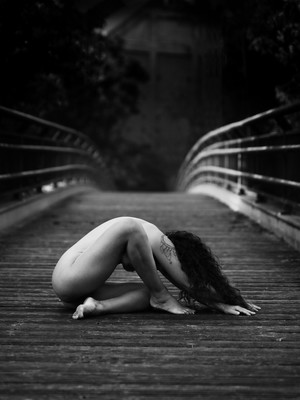 » #6/8 « / die Brücke / Blog post by <a href="https://strkng.com/en/photographer/schiwa+rose/">Photographer Schiwa Rose</a> / 2021-09-19 19:30 / Nude