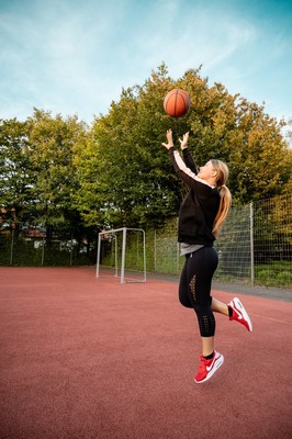 Basketballerin auf dem Fussballplatz / Portrait / portrait,basketball,sportlerin