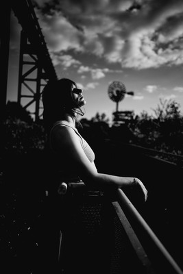 » #7/9 « / Mit Sofia im Landschaftspark / Blog-Beitrag von <a href="https://strkng.com/de/fotograf/olaf+radcke/">Fotograf olaf radcke</a> / 09.06.2023 22:01 / Menschen