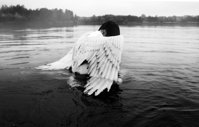 » #1/5 « / Fall from Grace / Blog-Beitrag von <a href="https://strkng.com/de/fotografin/claudia+hantschel/">Fotografin Claudia Hantschel</a> / 24.02.2021 15:46 / Fine Art / angel,wings,endless,love,photography,claudia,hantschel,portrait,black,white