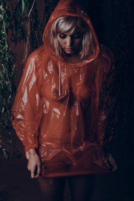 » #3/9 « / The Red Raincoat / Blog post by <a href="https://strkng.com/en/photographer/risu/">Photographer Risu</a> / 2020-01-23 16:08 / Fine Art