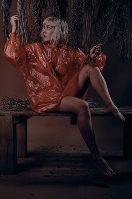 » #7/9 « / The Red Raincoat / Blog post by <a href="https://strkng.com/en/photographer/risu/">Photographer Risu</a> / 2020-01-23 16:08