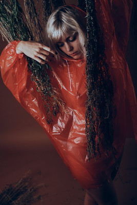 » #8/9 « / The Red Raincoat / Blog post by <a href="https://strkng.com/en/photographer/risu/">Photographer Risu</a> / 2020-01-23 16:08