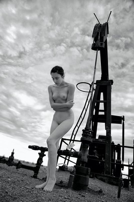 Submission / Konzeptionell / nude,female,innocence,industrial,extraction,submission