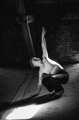 » #2/9 « / Dusty dancing / Blog-Beitrag von <a href="https://strkng.com/de/fotograf/frank+pudel/">Fotograf Frank Pudel</a> / 01.04.2020 21:10 / Performance / schwarzweiss,blackandwhite,monochrom,dance,Performance
