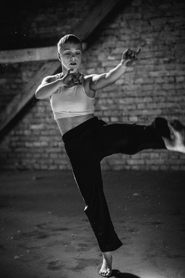 » #4/9 « / Dusty dancing / Blog-Beitrag von <a href="https://strkng.com/de/fotograf/frank+pudel/">Fotograf Frank Pudel</a> / 01.04.2020 21:10 / Performance / schwarzweiss,blackandwhite,monochrom,dance,Performance