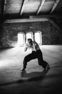 » #5/9 « / Dusty dancing / Blog-Beitrag von <a href="https://strkng.com/de/fotograf/frank+pudel/">Fotograf Frank Pudel</a> / 01.04.2020 21:10 / Performance / schwarzweiss,blackandwhite,monochrom,dance,Performance