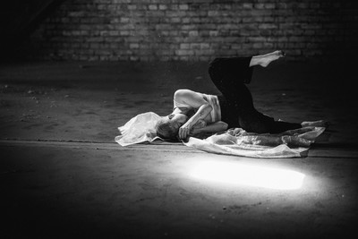 » #9/9 « / Dusty dancing / Blog-Beitrag von <a href="https://strkng.com/de/fotograf/frank+pudel/">Fotograf Frank Pudel</a> / 01.04.2020 21:10 / Performance / schwarzweiss,blackandwhite,monochrom,dance,Performance