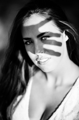 Melina IV / Portrait / model,blick,licht,lichtspiel,schattenspiel,lichtpunkte,noirphotography,noirportrait,noir,blackandwhite,schwarzweiß,schwarz-weiß