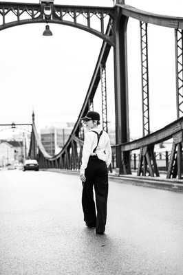 » #6/9 « / Auf der Brücke / Blog-Beitrag von <a href="https://strkng.com/de/fotograf/peter+k%C3%A4chele/">Fotograf Peter Kächele</a> / 24.01.2022 16:44 / Portrait