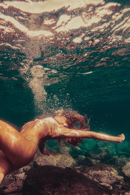 » #1/3 « / Green underwater girl / Blog-Beitrag von <a href="https://strkng.com/de/fotograf/jos%C3%A9+bringas/">Fotograf José Bringas</a> / 04.01.2021 00:17 / Wasserlandschaften / underwater,model,nude,sea