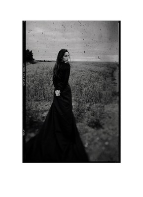 Marnie in a corn field at dusk / Schwarz-weiss / Beauty,girl,Moody,victorian