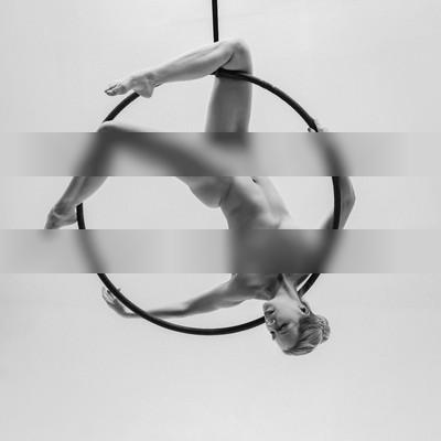 » #3/9 « / Fanny - Aerial hoop acrobatics / Blog-Beitrag von <a href="https://strkng.com/de/fotograf/heinz+porten/">Fotograf Heinz Porten</a> / 25.12.2022 16:12