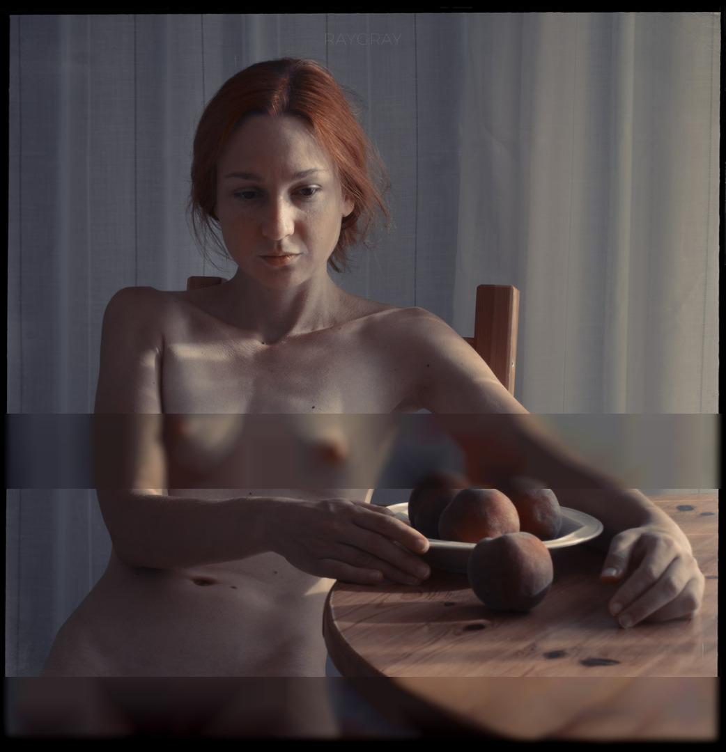 Portrait with fruits / Nude / peaches,fruits,beauty,woman,naturallight