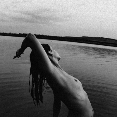 » #1/6 « / drowning / Blog post by <a href="https://strkng.com/en/photographer/gxlgentxnz/">Photographer gxlgentxnz</a> / 2020-08-13 10:54 / Schwarz-weiss / dark,darkness,blackandwhite,nude,erotic