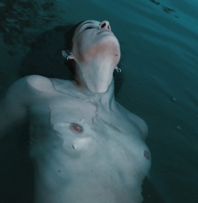 » #5/6 « / drowning / Blog post by <a href="https://strkng.com/en/photographer/gxlgentxnz/">Photographer gxlgentxnz</a> / 2020-08-13 10:54 / Nude / nude,moody,lake,sombre,erotic,dark,darkness