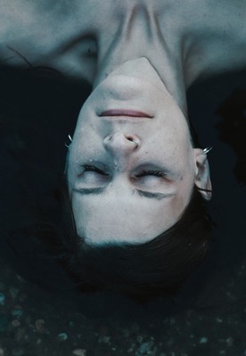 » #6/6 « / drowning / Blog post by <a href="https://strkng.com/en/photographer/gxlgentxnz/">Photographer gxlgentxnz</a> / 2020-08-13 10:54 / Portrait / portrait,nude,dark,darkness,moody,sombre