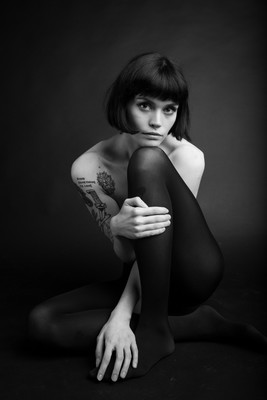 Eliška 4 / Portrait / beauty,stockings,female,femalemodel,tatoo,black and white,blackandwhitephotography,studi,studiophotography