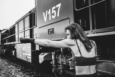 Fight! / Performance / boxen,strong,woman,frau,bnw,schwarzweiss,train,metall,sport