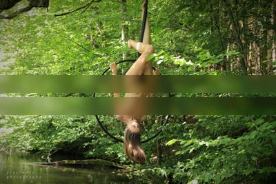 kopfüber / Nude / nude,akt,acrobatic,arialhoop,outdoor,water,wasser,wald