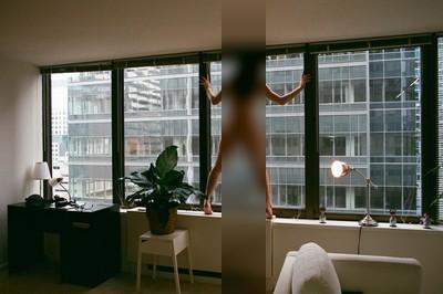 » #3/8 « / Window Dressing / Blog post by <a href="https://strkng.com/en/photographer/a-+different-breed/">Photographer A. Different-Breed</a> / 2020-12-13 00:57 / Nude