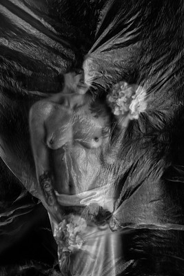 » #4/4 « / Nude dance under the tarp / Blog post by <a href="https://strkng.com/en/photographer/martial+rossignol/">Photographer Martial Rossignol</a> / 2023-01-13 14:21