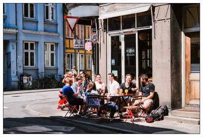 Treffen mit Freunden  / Street / streetphotography,Aarhus,Denmark,Bar,Restaurant,Friends