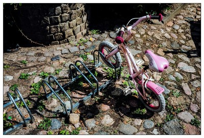 Licht und Schatten  / Street / Flensburg,Kinderrad,Parkplatz,Licht und Schatten