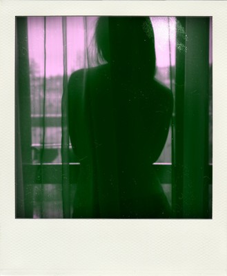 » #1/9 « / Polaroid in the window / Blog post by <a href="https://strkng.com/en/photographer/gian+luca+colombo/">Photographer Gian Luca Colombo</a> / 2021-05-05 21:14