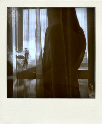» #3/9 « / Polaroid in the window / Blog post by <a href="https://strkng.com/en/photographer/gian+luca+colombo/">Photographer Gian Luca Colombo</a> / 2021-05-05 21:14