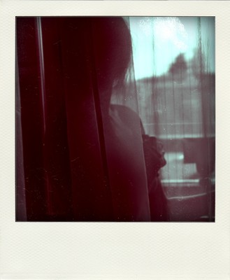 » #5/9 « / Polaroid in the window / Blog post by <a href="https://strkng.com/en/photographer/gian+luca+colombo/">Photographer Gian Luca Colombo</a> / 2021-05-05 21:14
